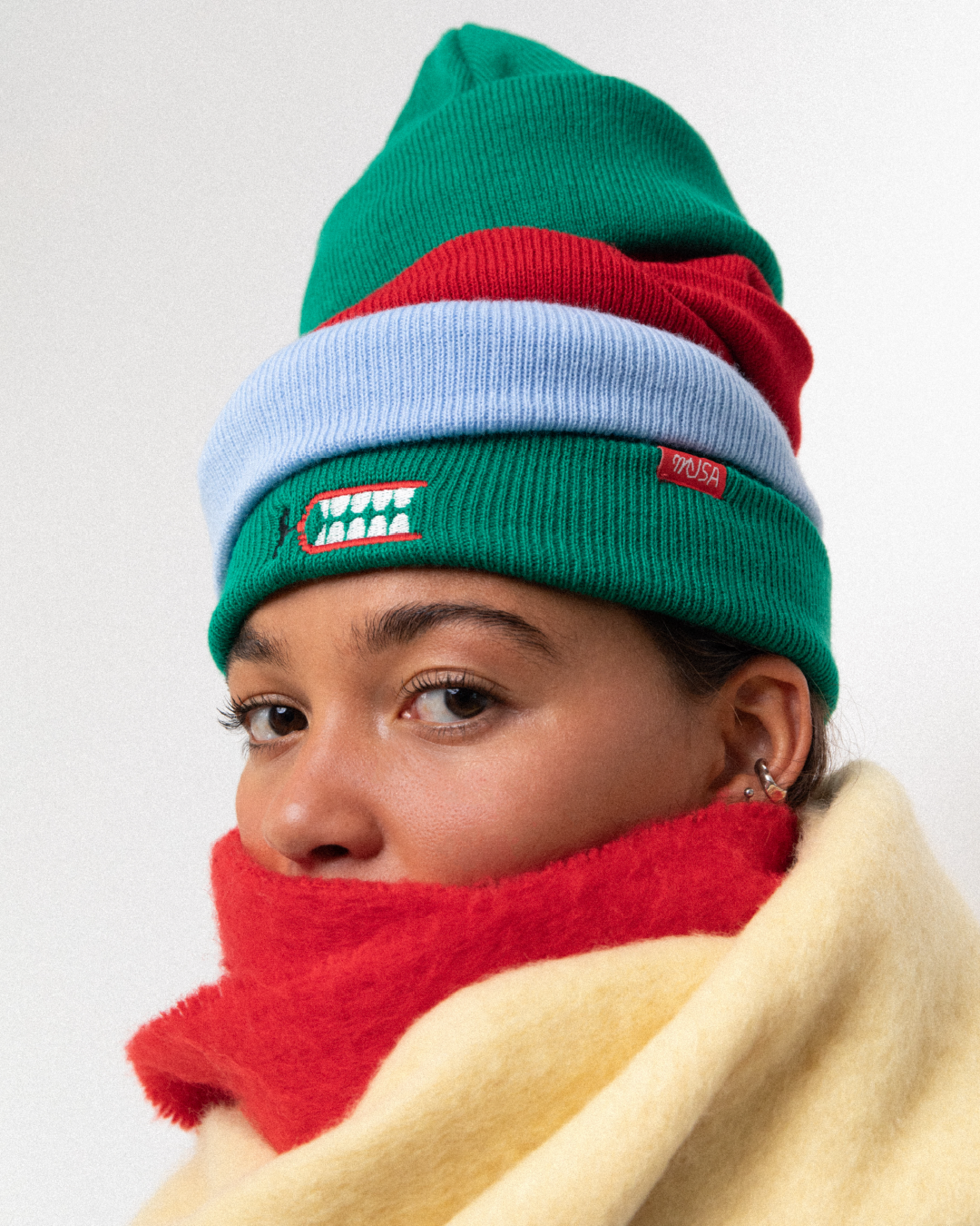Pessoa a usar gorro verde Musa, sugestão de prenda quente unissexo para dias frios