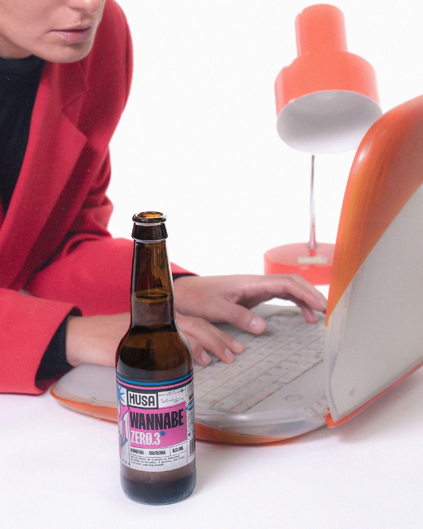 Wannabe Zero Boring non-alcoholic beer bottle with a vibrant 90s design inspired by the pop universe of the Spice Girls, Portuguese non-alcoholic craft beer.