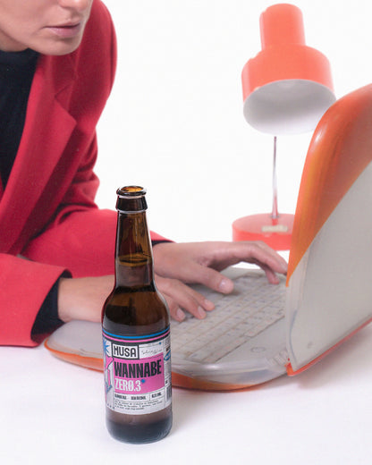 Wannabe Zero Boring non-alcoholic beer bottle with a vibrant 90s design inspired by the pop universe of the Spice Girls, Portuguese non-alcoholic craft beer.