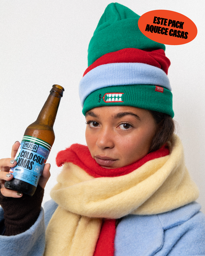 Gorro  e garrafa de cerveja artesanal Cold Cold Xmas da MUSA em cenário de inverno, prenda ideal para apreciadores de cerveja e acessórios de inverno
