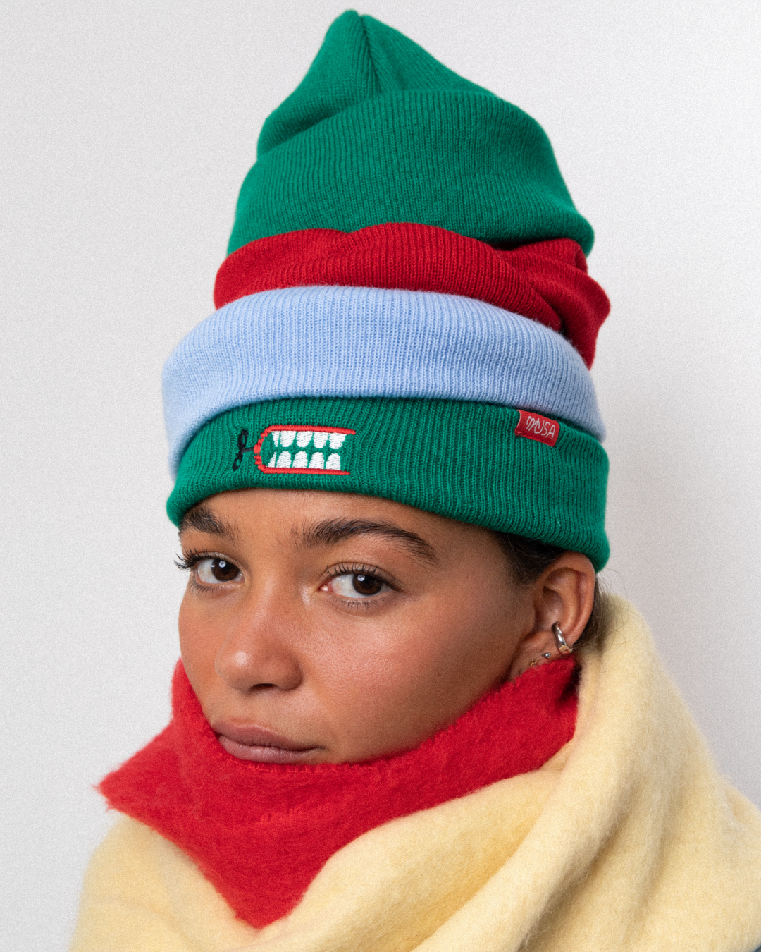 Gorro verde Musa com ilustração divertida em detalhe, prenda simples e prática para o Natal