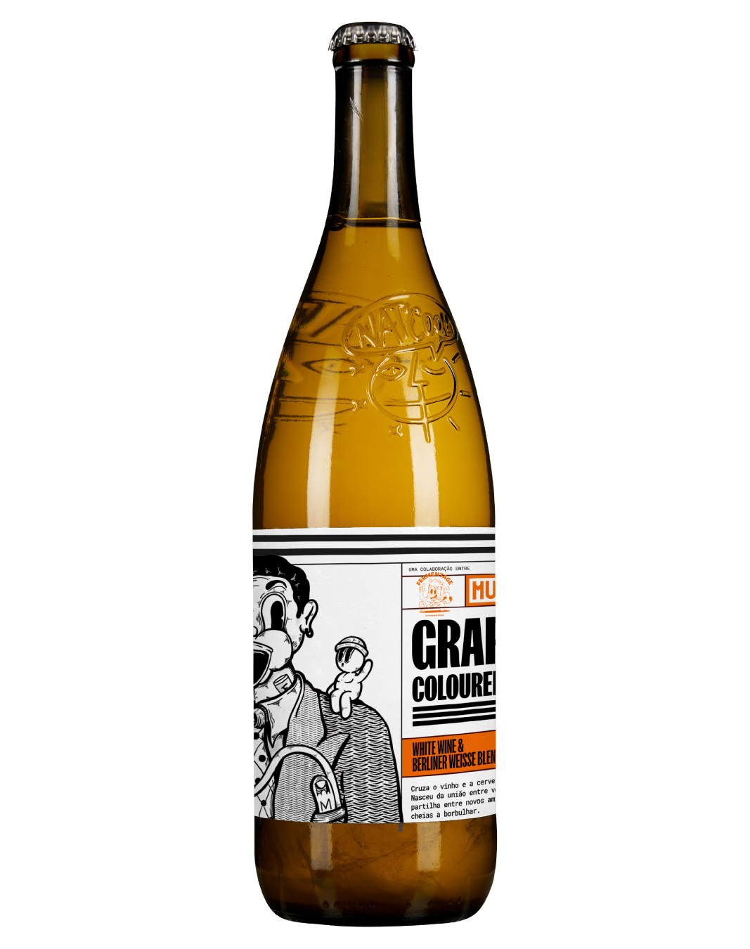 Imagem de uma garrafa de Grape Colored Sky - Grape Ale, colaboração Cerveja MUSA, Fermentage e Nat’Cool, a ser segurada numa mão com uma flute de champanhe, e o céu atrás