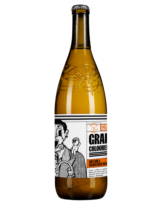 Imagem de uma garrafa de Grape Colored Sky - Grape Ale, colaboração Cerveja MUSA, Fermentage e Nat’Cool, a ser segurada numa mão com uma flute de champanhe, e o céu atrás