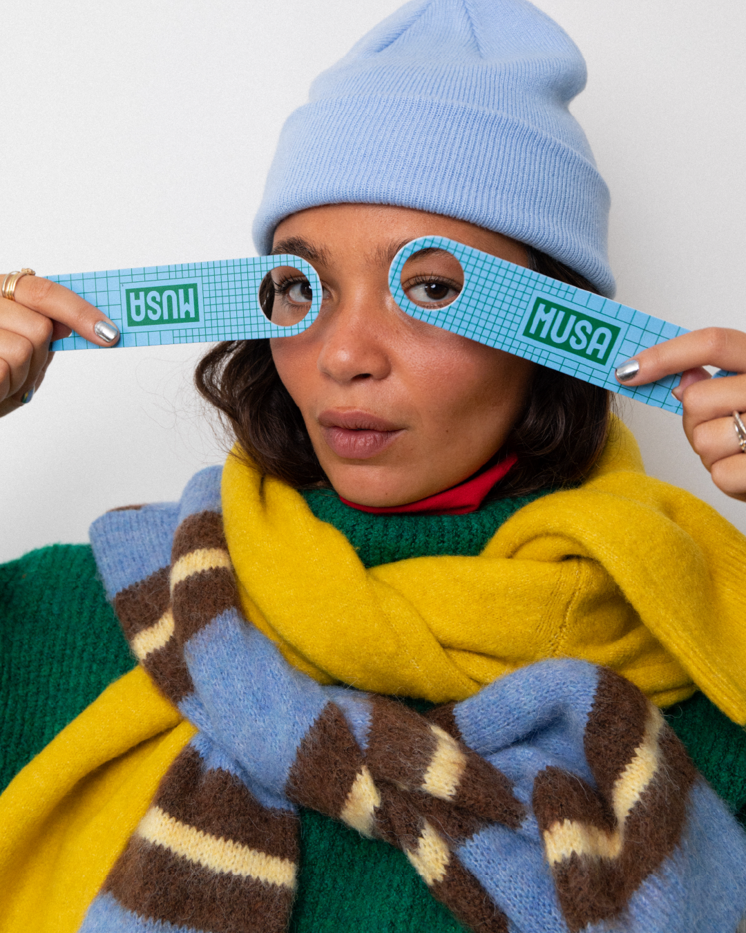 Pessoa a segurar abre caricas ou abridor de garrafas Musa, ideia divertida para prenda de Natal económica