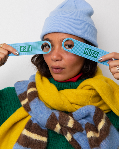 Pessoa a segurar abre caricas ou abridor de garrafas Musa, ideia divertida para prenda de Natal económica