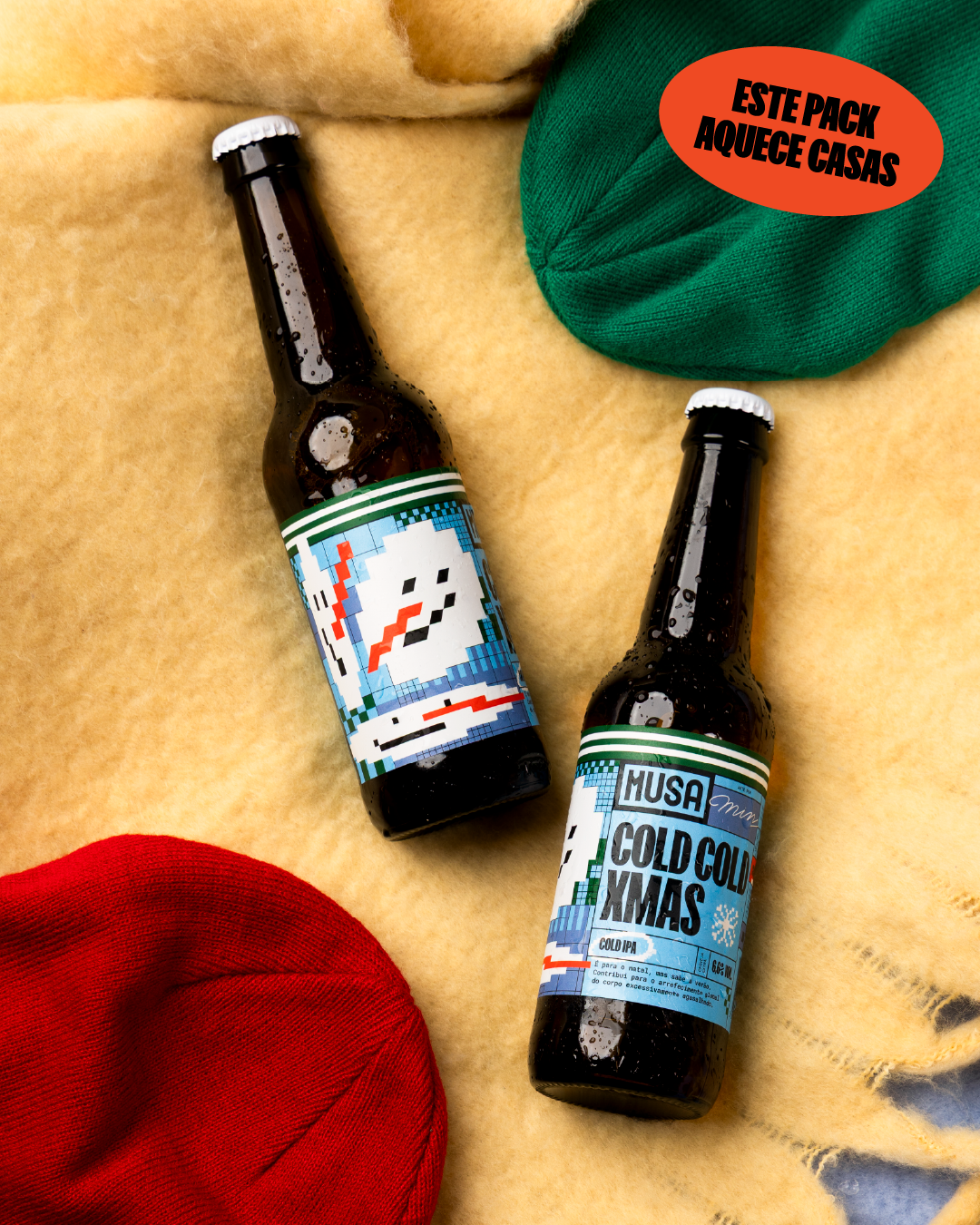 Garrafas de cerveja Cold Cold Xmas sobre mantas e cachecóis, prenda perfeita para fãs de cerveja no inverno
