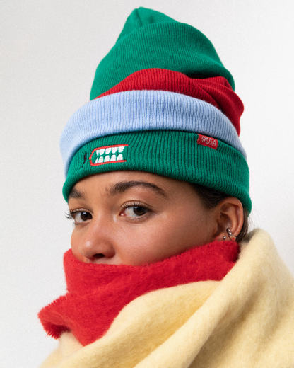 Pessoa a usar gorro verde Musa, sugestão de prenda quente unissexo para dias frios